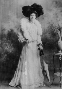 StateLibQld_1_202003_Woman,_wearing_a_large_feathered_hat_and_boa,_posing_for_a_portrait,_1900-1910